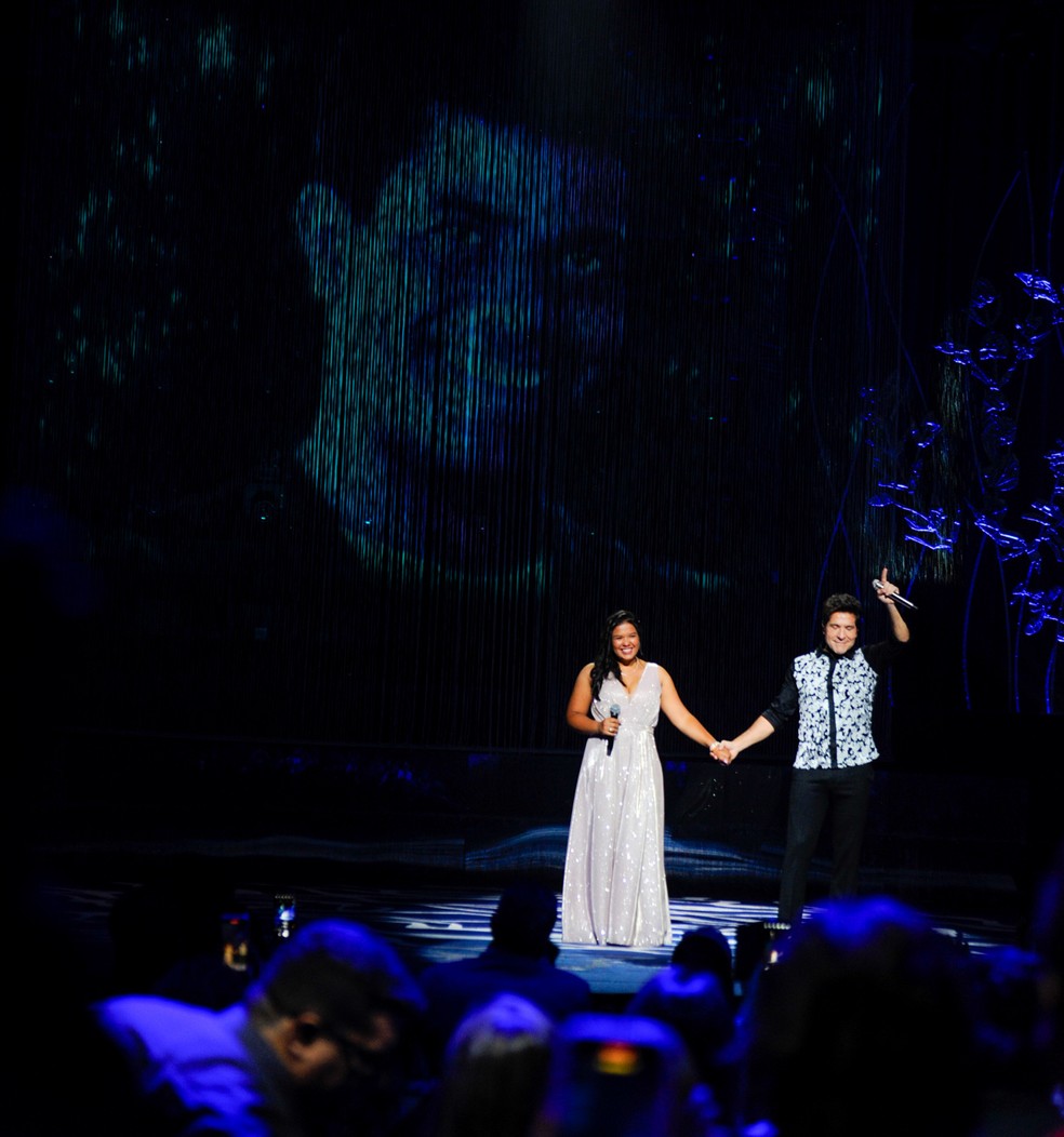 O rosto de João Paulo foi projetado enquanto Jessica e Daniel cantavam juntos — Foto: Eduardo Martins / Agnews