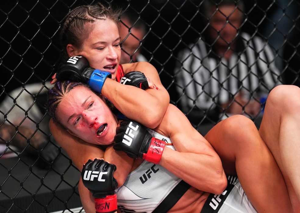 Karolina Kowalkiewicz encaixa o mata-leão para finalizar Felice Herrig — Foto: Chris Unger/Zuffa LLC