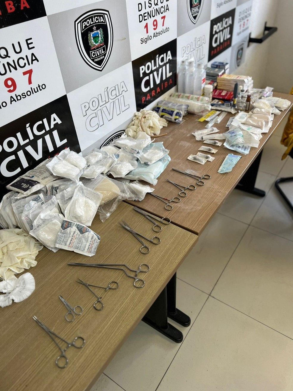 Polícia encontrou todo o material hospitalar roubado na casa do suspeito. — Foto: Polícia Cívil