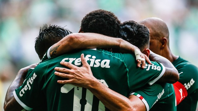 Jogadores do Palmeiras celebram gol contra o Mirassol