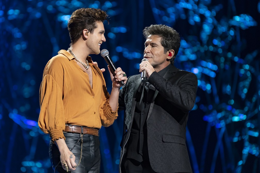 Luan Santana (à esquerda) com Daniel na gravação de show em tributo ao cantor João Paulo (1960 – 1997) no palco da casa Vibra São Paulo — Foto: Giu Pera / Divulgação