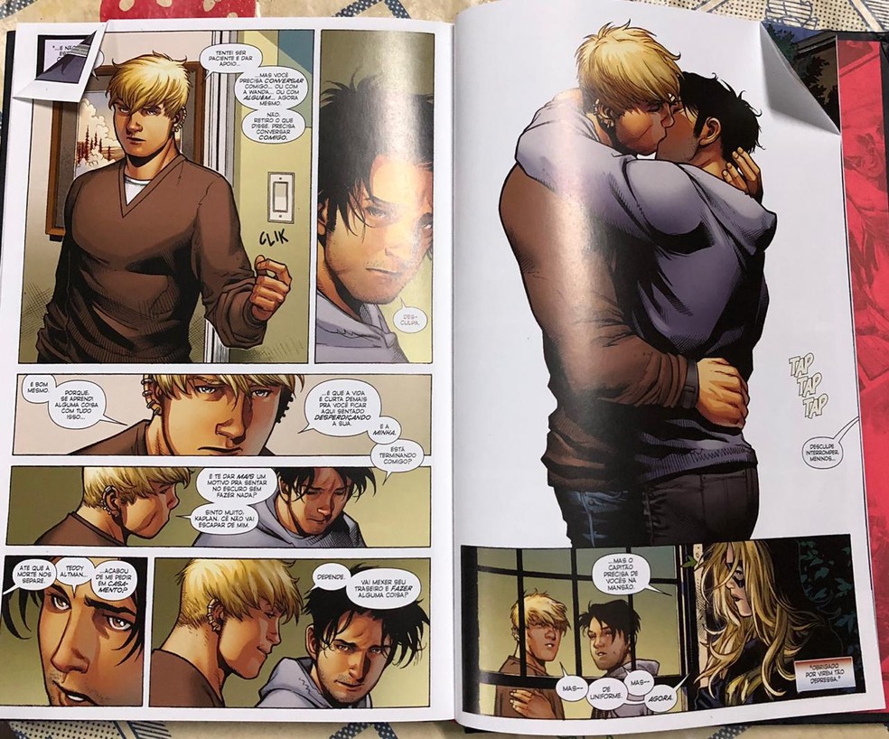 Livro dos Vingadores mostra beijo entre homens â€” Foto: ReproduÃ§Ã£o/Redes Sociais