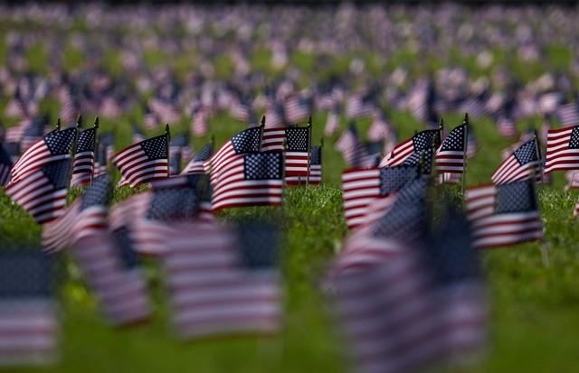 WASHINGTON, USA - SEPTEMBER 22: American flags were placed on the National Mall by the Covid Memorial Project in memory of the 200,000 Americans that have lost their lives due to the novel coronavirus (Covid-19) pandemic, in Washington, DC, United States  (Foto: Anadolu Agency via Getty Images)