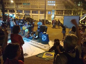 Manifestantes se concentraram na Praça Alencastro, em Cuiabá (Foto: Renê Dióz/G1)