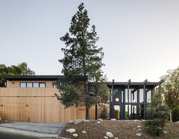 Reforma resgata arquitetura moderna original desta casa na Califórnia (Foto: Alex Zarour/Virtually Here Studios)