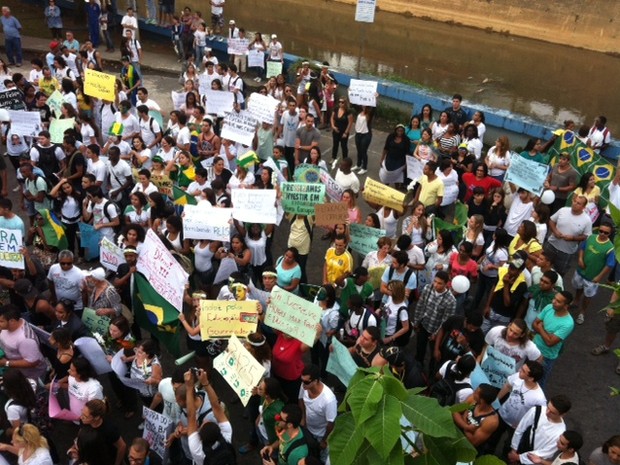 Manifestação em Barra do Piraí, RJ (Foto: Annamaria Bonanomi/ TV Rio Sul)