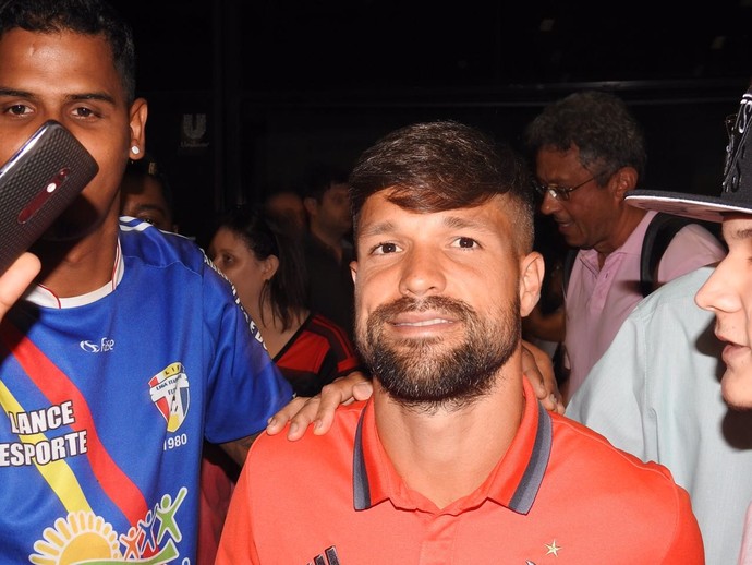 Diego recebeu muito carinho no Aeroporto de Confins (Foto: Fred Gomes/GloboEsporte.com)