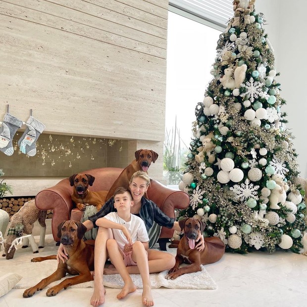 Ana Hickmann posa com o filho e os cachorros em frente à sua árvore de Natal (Foto: Reprodução/Instagram)