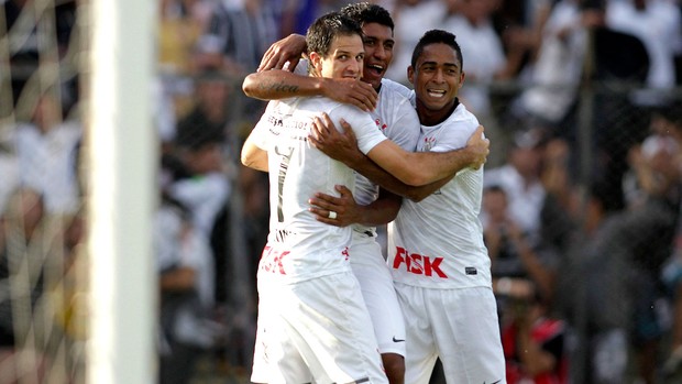 Martinez comemora gol do Corinthians sobre o Atlético-GO (Foto: Ueslei Marcelino / Reuters)