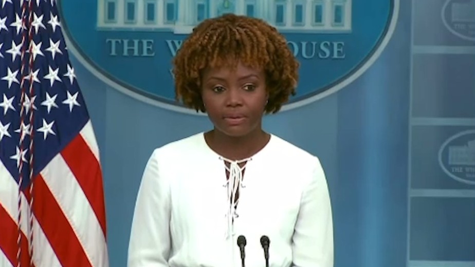 Karine Jean-Pierre, porta-voz da Casa Branca, durante conferência de imprensa
