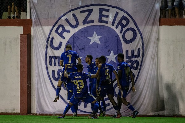 Jogadores do Cruzeiro comemorando gol com a torcida (Foto: Divulgação)