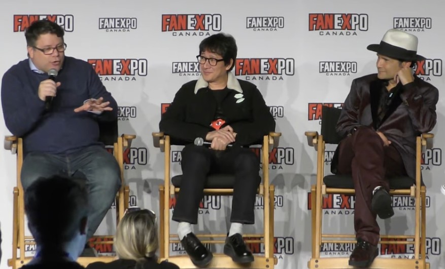 Sean Astin, Ke Huy Quan e Corey Feldman no evento no qual prometeram as filmagens de Os Goonies 2 (Foto: Reprodução)