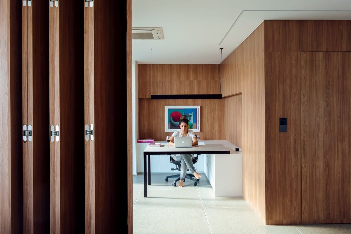 ESCRITÓRIO | Revestido quase que totalmente em madeira, o escritório confere aconchego e uma atmosfera intimista (Foto: Cristiano Bauce / Divulgação)