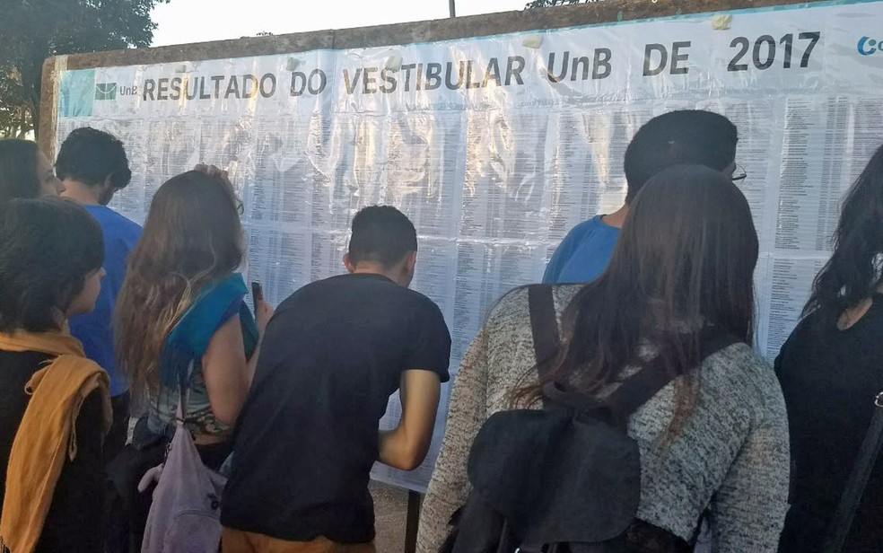 Estudantes conferem a lista de aprovados na UnB. (Foto: Marília Marques/G1)