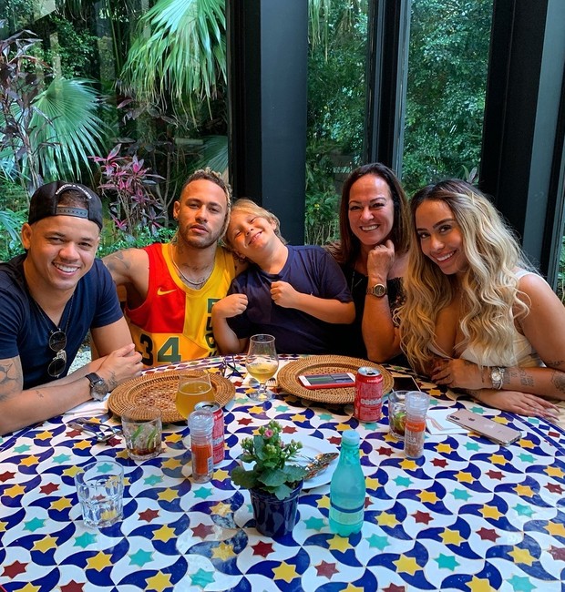 Neymar e família (Foto: Reprodução/Instagram)