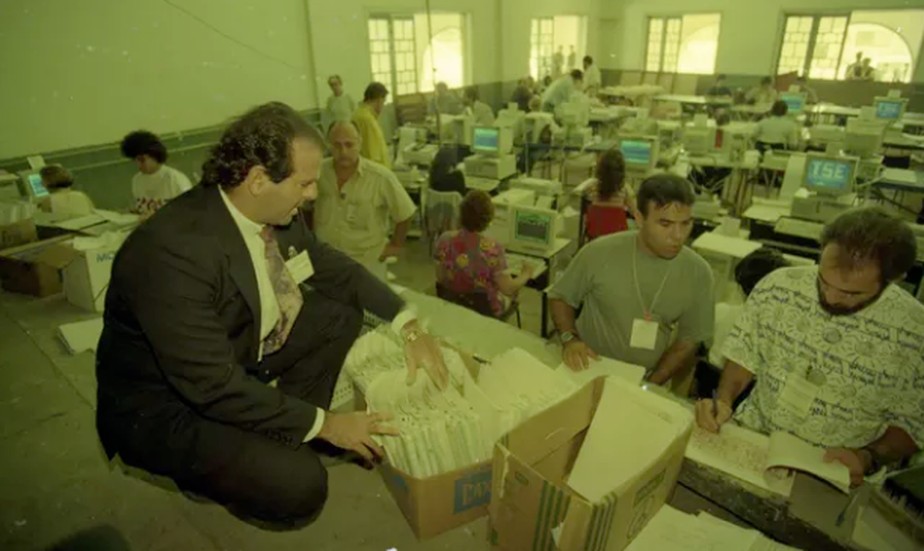 Luiz Fux supervisionando apuração das eleições de 1994 em zona eleitoral do Rio