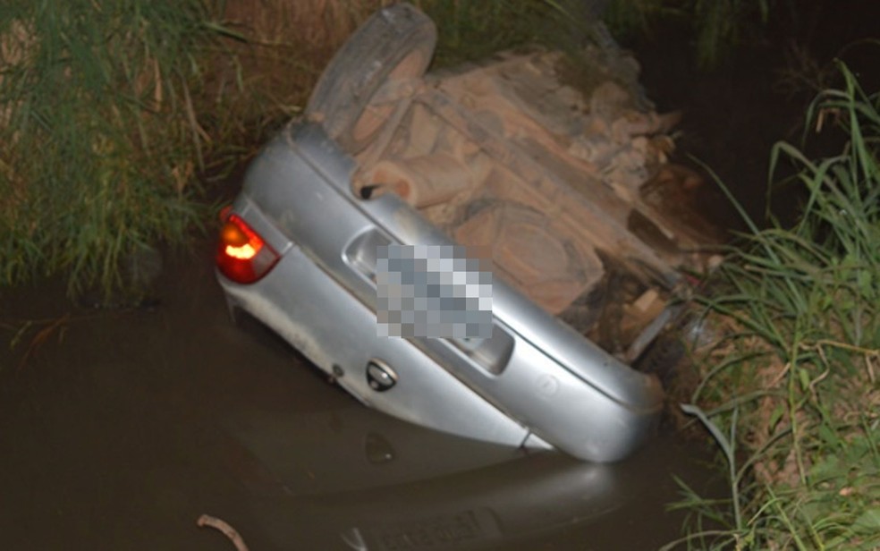 Carro caiu em canal de Luís Eduardo Magalhães, no oeste da Bahia — Foto: Marlon/Blog Braga