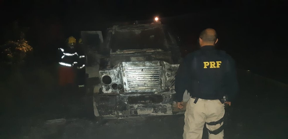 Veículo ficou destruído após incêndio — Foto: Divulgação/PRF