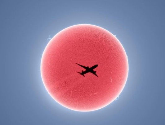 Fotógrafo registra por acidente avião cruzando o sol (Foto: Reprodução/Instagram)