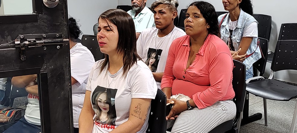 Andréia Paulichen, irmã de Adriana, chora ao ouvir fala do promotor Thalles Ferreira — Foto: Aline Nascimento/g1 Acre