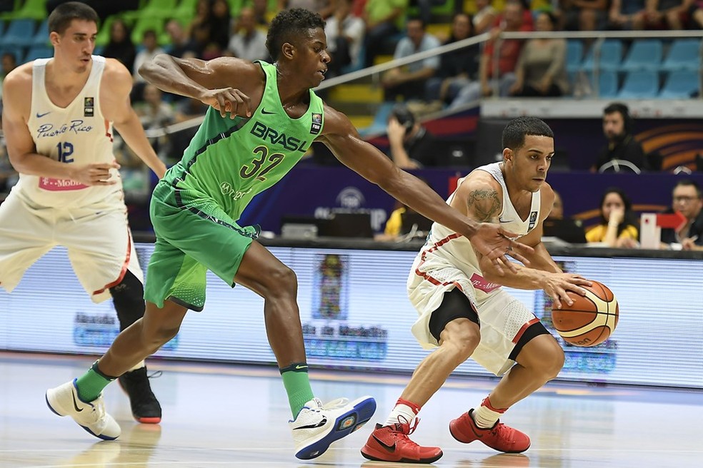 Georginho tenta roubar a bola do porto-riquenho Rodriguez, destaque da partida (Foto: Divulgação/Fiba)