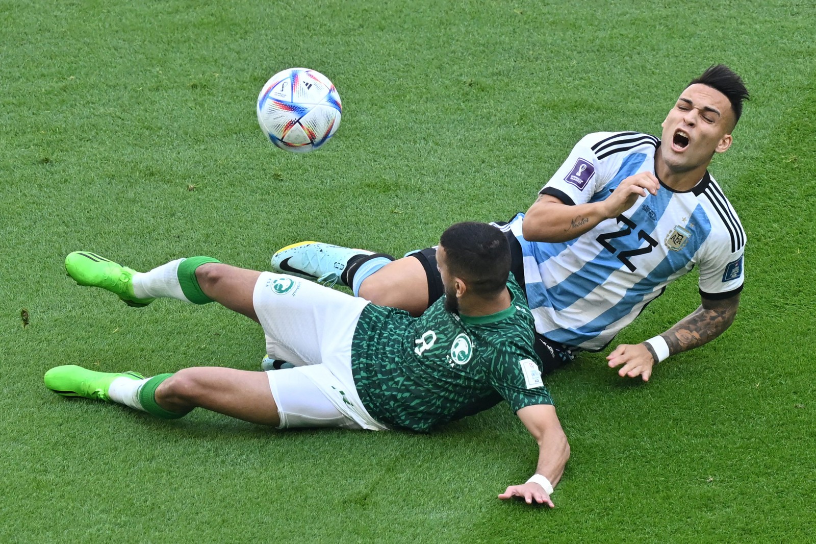 Marcação acirrada demais garantiu pênalti para a Argentina aos 10 minutos de jogo — Foto: GLYN KIRK/AFP