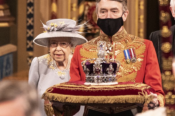 LONDON, ENGLAND - MAY 11: Queen Elizabeth II follows the imperial state crown along the royal gallery, whilst being escorted by Prince Charles, Prince of Wales during the State Opening of Parliament at the House of Lords on May 11, 2021 in London, England (Foto: Getty Images)