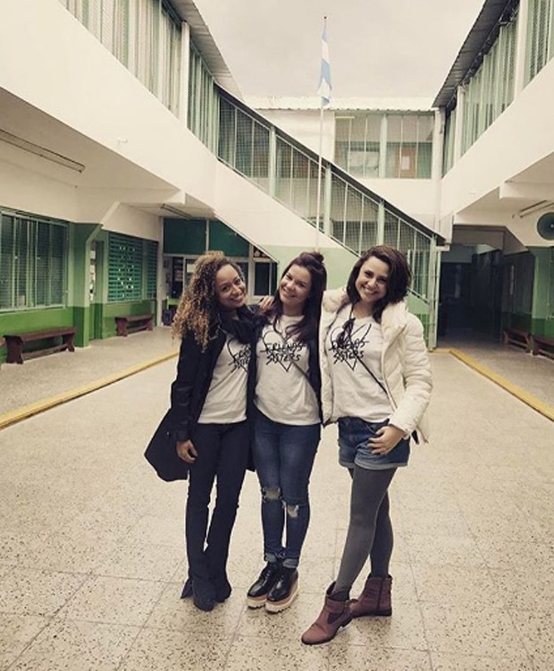 Aretha, Fernanda e Francis no pátio do colégio onde estudaram em Buenos Aires (Foto: Reprodução/Instagram)