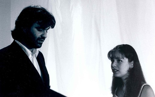 Sandy e Andrea Bocelli fazem um dueto na música “Vivo Por Ella” em 1997