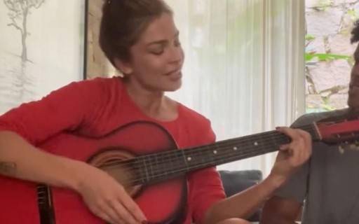Grazi Massafera faz aula de violão: "Mente inquieta por aprendizados"