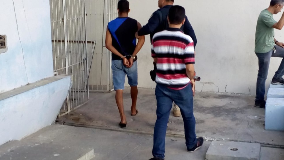 Suspeitos foram conduzidos para a Dehom em MossorÃ³ â Foto: Hugo Andrade/Inter TV Costa Branca