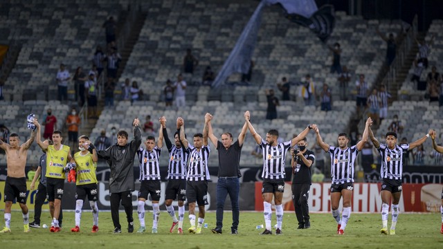 Cuca e jogadores festejam a vitória do Atlético-MG sobre o Internacional