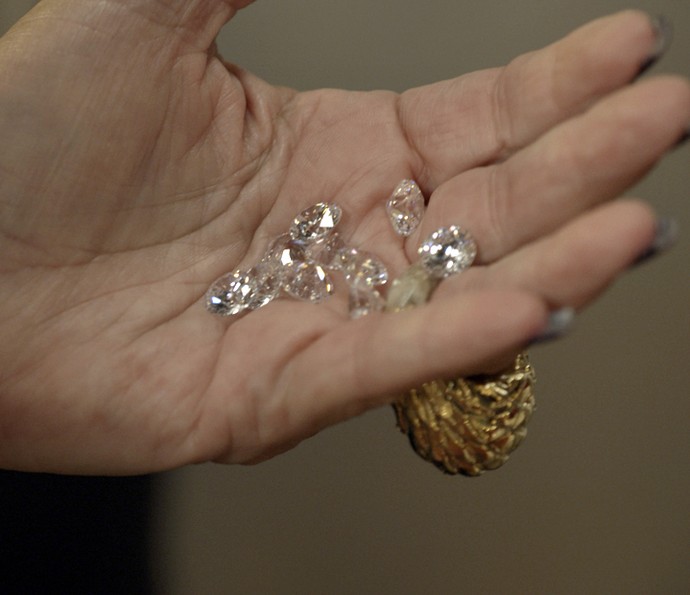 Adisabeba encontra os diamantes nos quadros de Zé Maria (Foto: TV Globo)