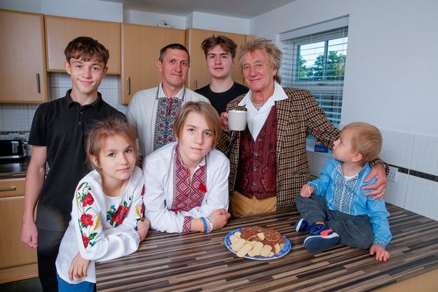 Rod Stwart posa com a família que saiu da Ucrânia (Foto: Reprodção/ Adam Gerrard/Daily Mirror)