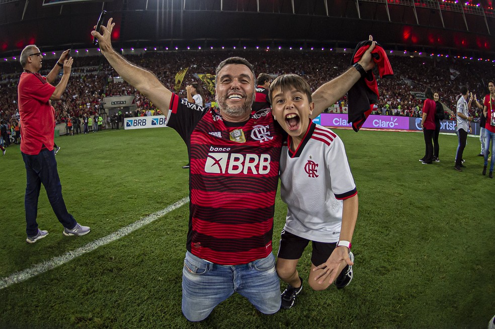 Rodrigo Tostes comemora ao lado do filho o t&iacute;tulo da Copa do Brasil &mdash; Foto: Paula Reis/Flamengo