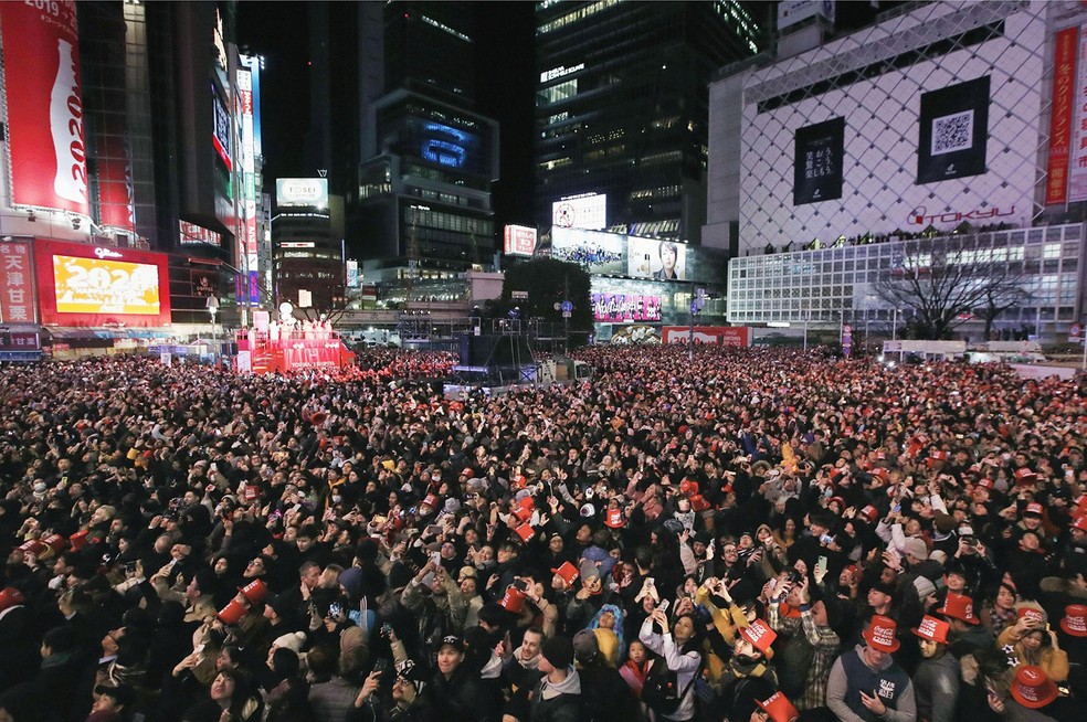 Multidão durante evento de contagem regressiva de Ano Novo em 1º de janeiro de 2020, em Shibuya, Tóquio — Foto: Kyodo via Reuters