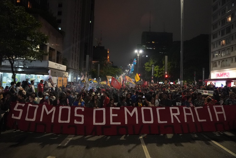 Manifestantes carregando faixa pela democracia. — Foto: Fábio Tito/g1