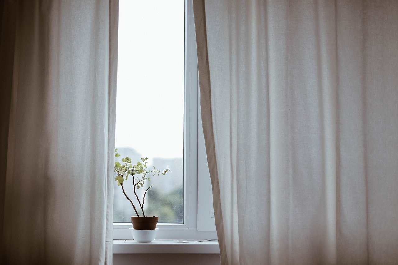 As cortinas são responsáveis por proporcionarem a iluminação natural mais adequada ao ambiente (Foto: Pexels / Creative Commons)