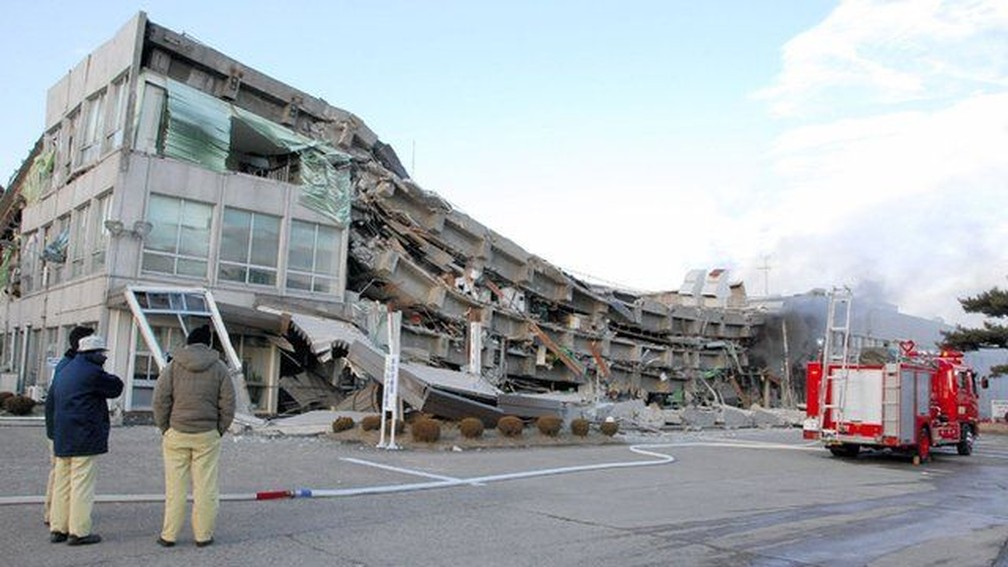 O terremoto de 9 graus de magnitude destruiu prédios, como em Sukagawa, na regão de Fukushima — Foto: AFP/BBC/Arquivo