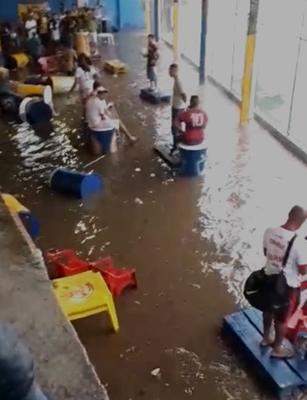Imagem de alagamento em clube no Capão Redondo, na Zona Sul de SP — Foto: Reprodução/ TV Globo