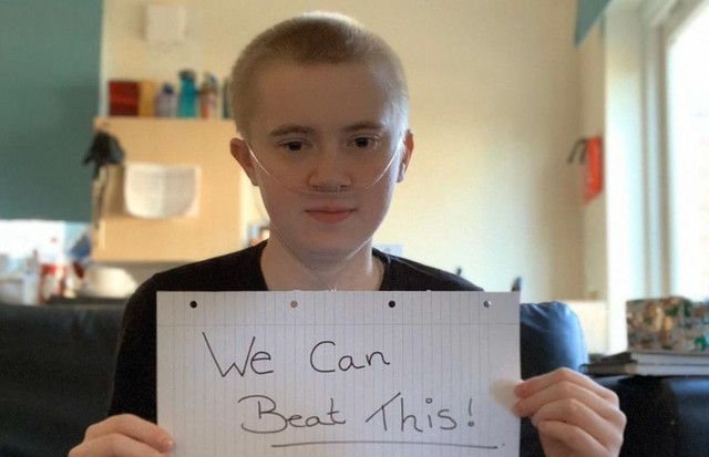 Daniel segura uma placa dizendo: 'We Can Beat This!' (Foto: reprodução)