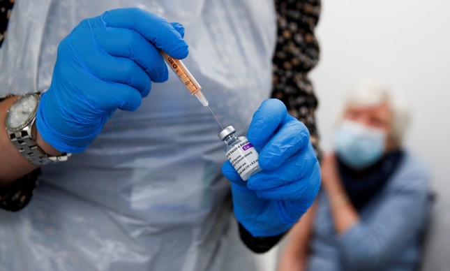 Uma dose da vacina da AstraZeneca, a ser produzida pela Fiocruz, cujos insumos vêm da China