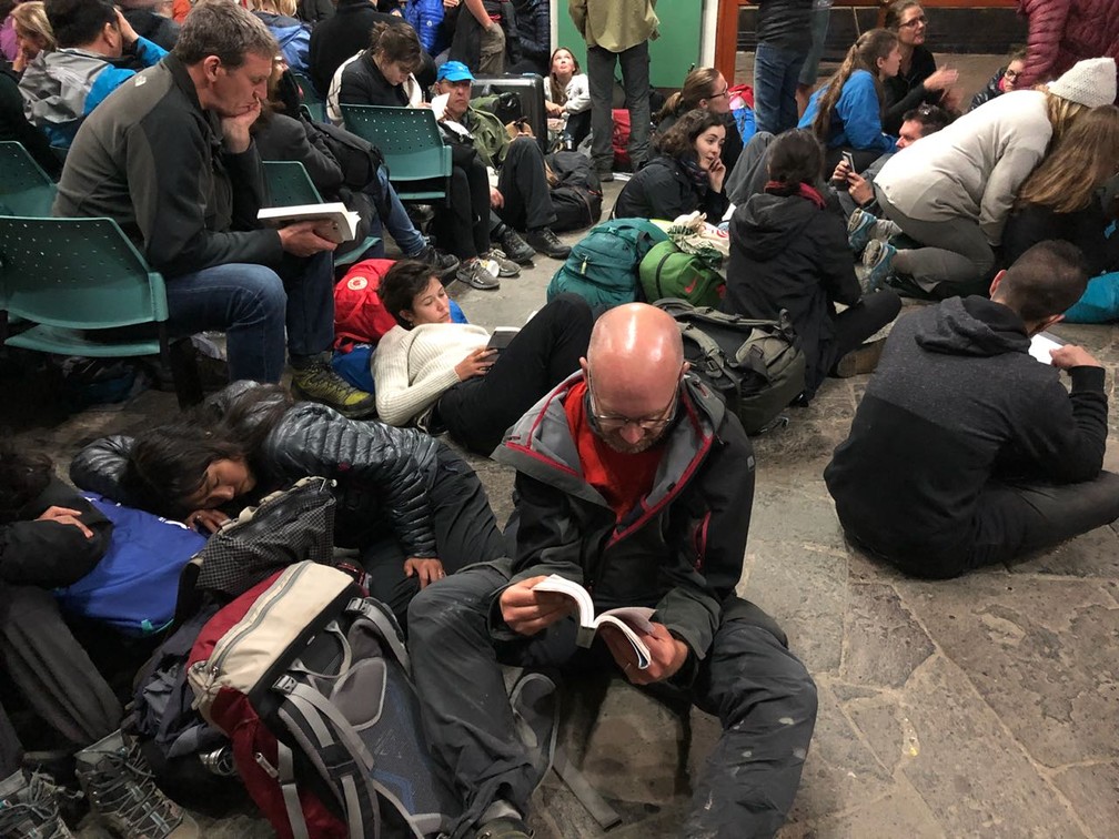 Pessoas aguardam por um trem depois de acidente em Machu Picchu, no Peru (Foto: Fernanda Lourenço/G1)