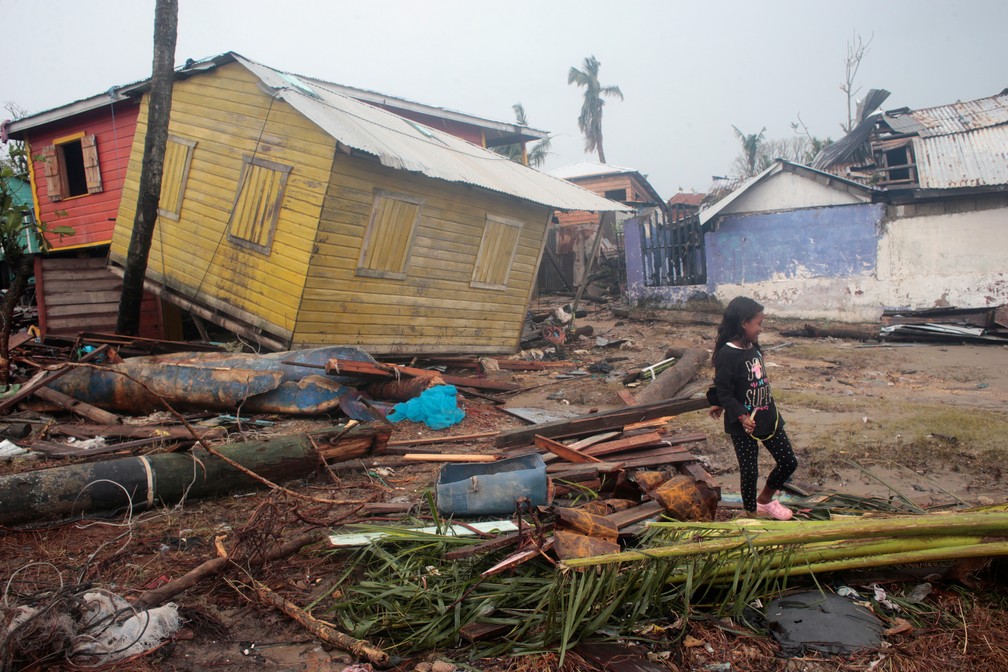 Menina passeia nesta quarta-feira (18) em meio ao rastro de destruição causado pela tempestade Iota em Puerto Cabezas, Nicarágua — Foto: Oswaldo Rivas/Reuters