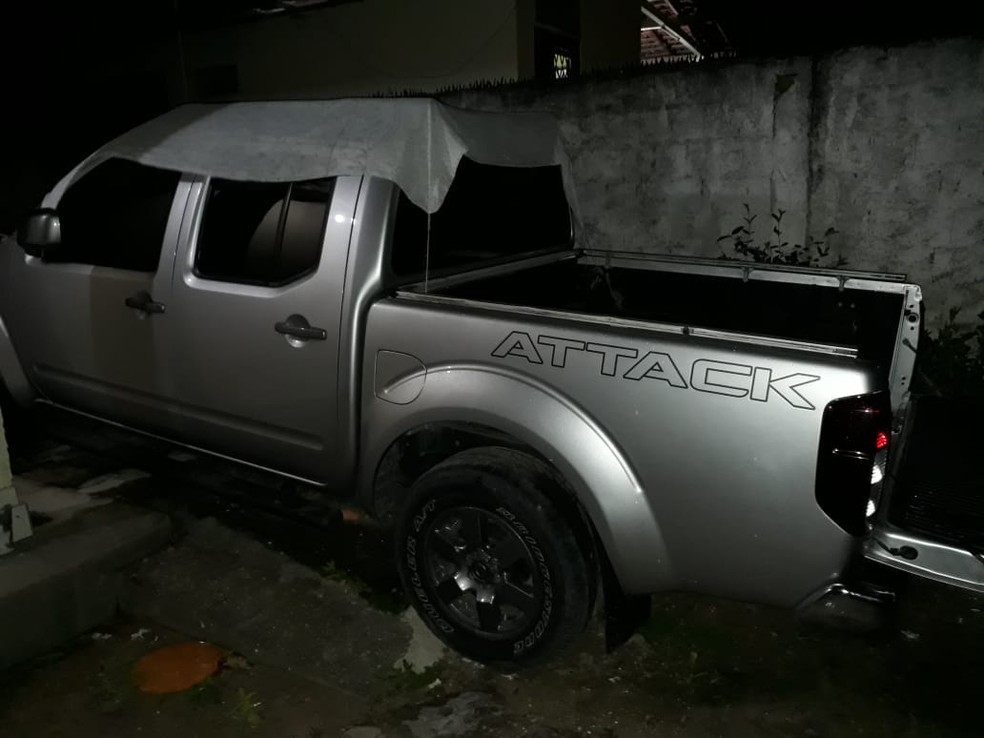Uma caminhonete roubada também foi encontrada dentro da casa usada por grupo que atacou presídio PB1 (Foto: PMPB/Divulgação)