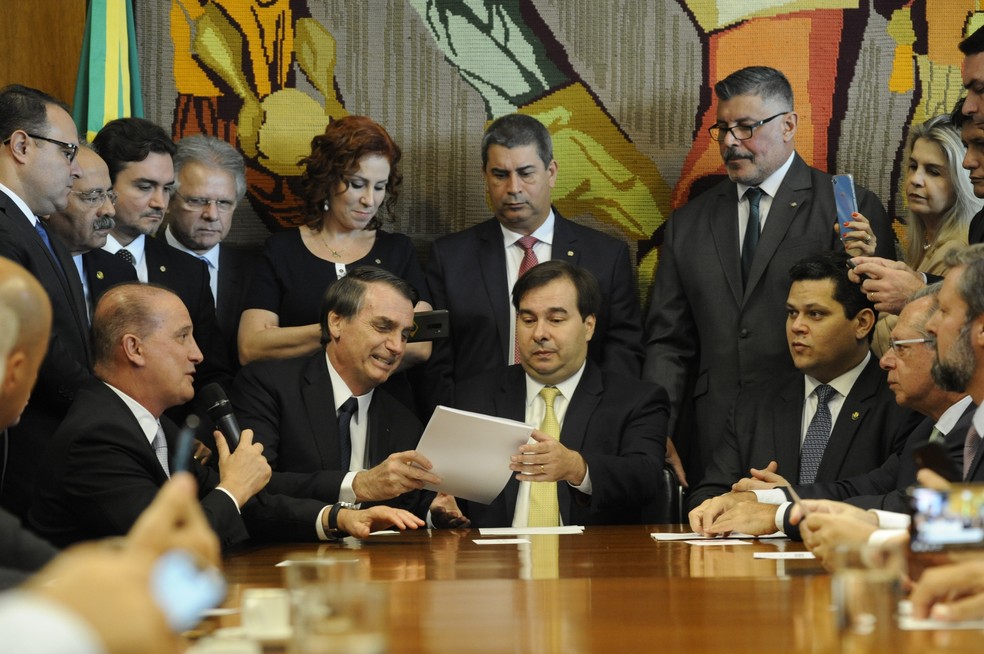 O presidente Jair Bolsonaro entrega proposta de reforma da PrevidÃªncia ao presidente da CÃ¢mara, Rodrigo Maia (DEM-RJ) â€” Foto: Luis Macedo/CÃ¢mara dos Deputados