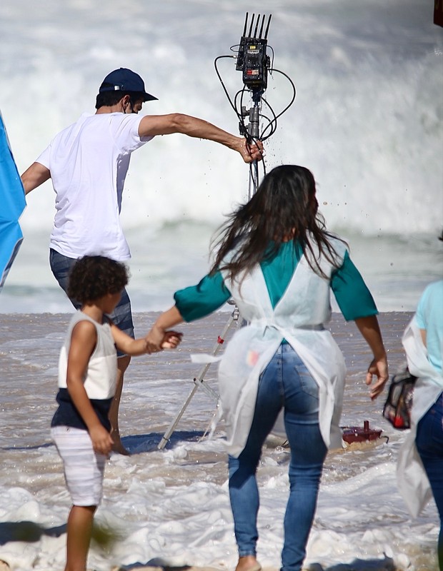 Mateus Solano Salva Equipamentos Em Dia De Grava O Na Praia Quem Tv E Novelas