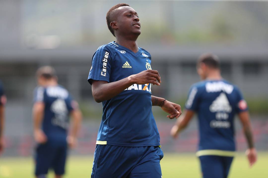 Lombalgia faz Marlos Moreno ser cortado do jogo contra o Boavista