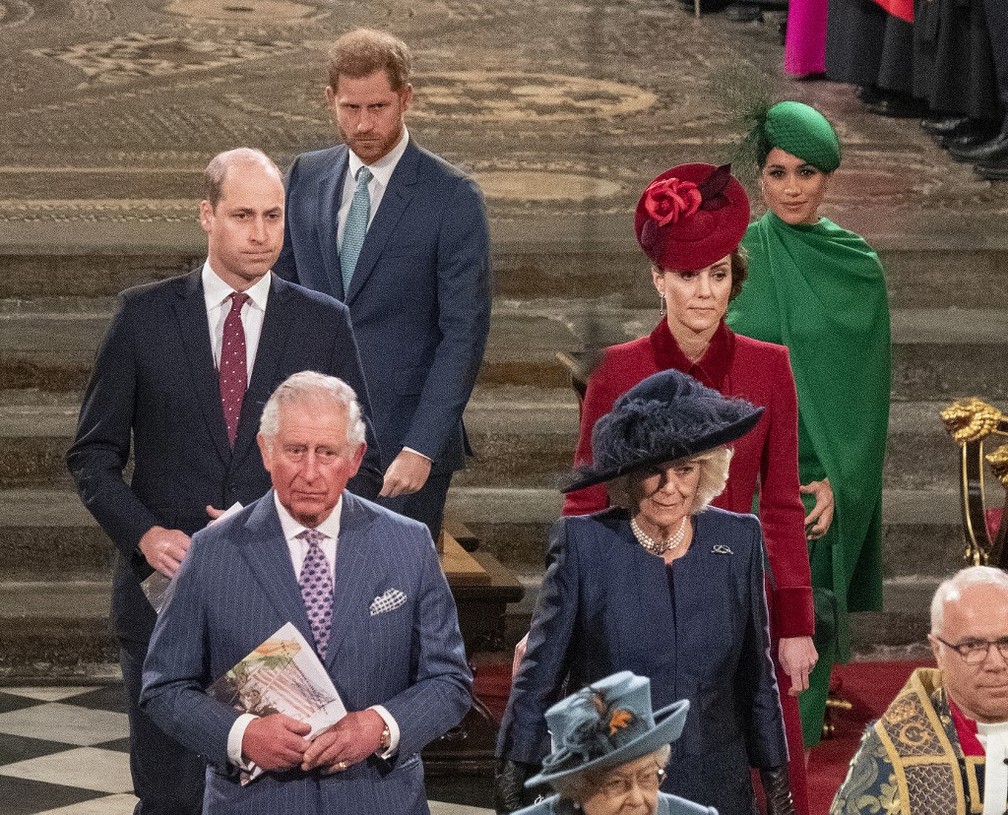 A rainha Elizabeth II seguida dos príncipes William, Charles e Harry e as suas mulheres Camila, Kate e Meghan em um evento no dia 9 de março de 2020 — Foto: Phil Harris / Pool / Via AFP