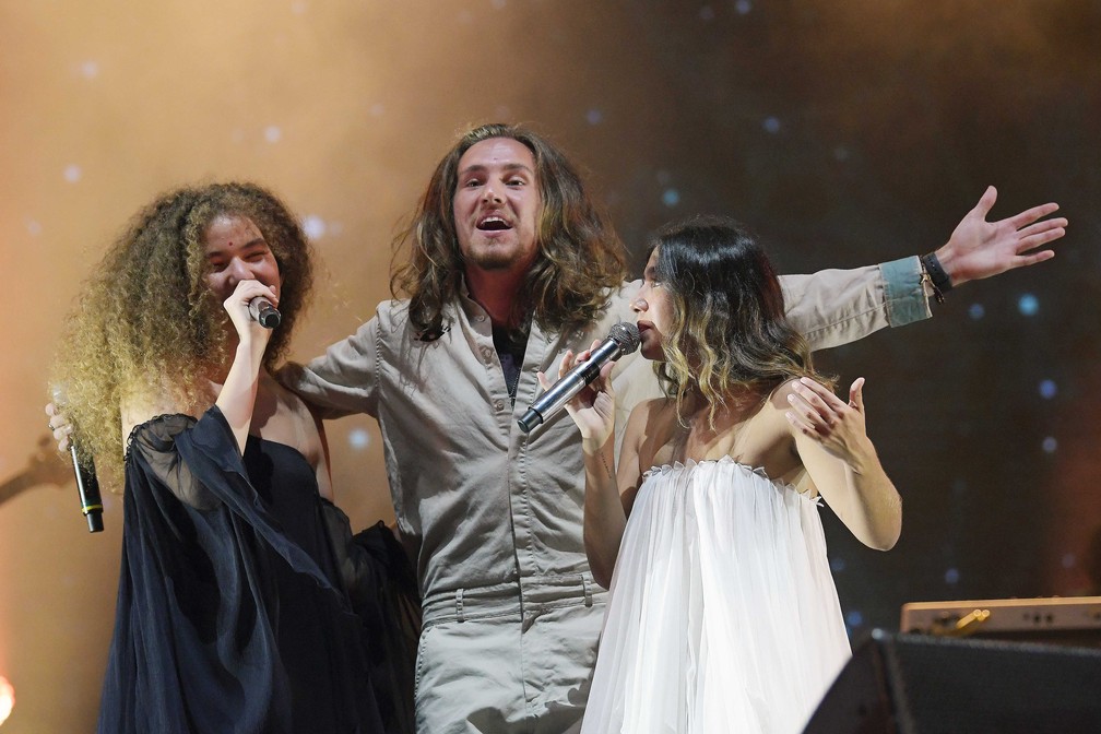 Vitor Kley apareceu de surpresa para cantar 'Pupila' com Anavitória no palco Sunset neste sábado (5), no Rock in Rio 2019 — Foto: Alexandre Durão/G1